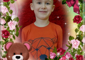 Chłopiec w ramce okolicznościowej z misiem i kwiatkami.
