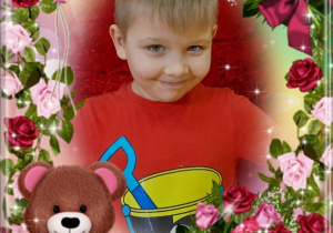 Chłopiec w ramce okolicznościowej z misiem i kwiatkami.
