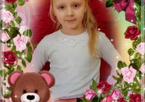 Dziewczynka w ramce okolicznościowej z misiem i kwiatkami.