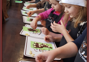Dzieci ozdabiają swoje czekoladki