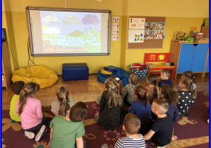 Dzieci oglądają film o obiegu wody w przyrodzie