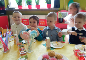 Szymon, Artem, Stasiu i Mikołaj zajadają się smakołykami z naszego słodkiego stołu