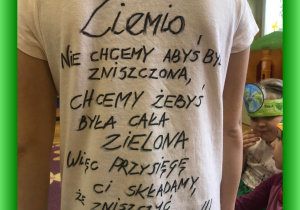 Rymowanka o Ziemi na plecach koszulki Zuzi.