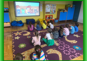 Dzieci oglądają film przypominający zasady dbania o środowisko.