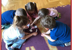 Dzieci układają obrazek z elementów