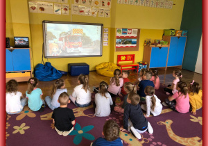 Dzieci oglądają film o pracy strażaka