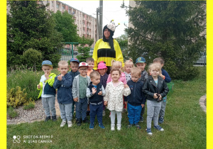 Dzieci z Kotków na placu zabaw z panią Anią przebraną za pszczołę