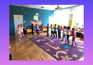 Dzieci tańczą w sali