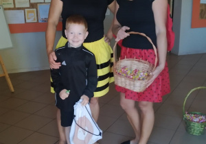 Biedronka i Pszczółka witają wszyskie przedszkolaki pysznymi cukierkami