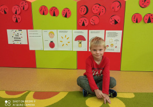 Igorek z Biedroneczek pozuje z własnoręcznie wykonanymi przez dzieci biedronakmi