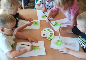 Dzieci malują drzewka z folii bąbelkowej