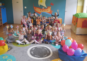 Dzieci z grupy Jerzyków świętują Dzień Przedszkolaka