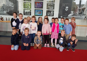 Na zdjęciu grupa dzieci w teatrze.