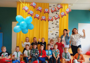 Grupa dzieci pozuje do zdjęcia wraz z p. Iwonką i p. Agnieszką.