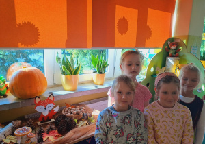 Dzieci przy kąciku z darami jesiennymi.