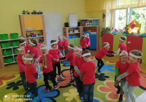 Zabawy dzieci w sali do piosenki "Małe czerwone jabłuszko".