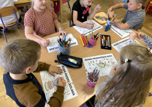 Kolorowanie obrazka z napisem Dzień Przedszkolaka