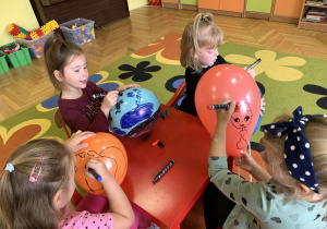 Dzieci ozdabiają swoje balony