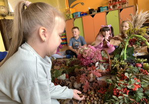 Dzieci poznają dary jesieni za pomocą wzroku i dotyku