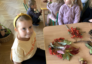 Dzieci układają obrazy z darów jesieni