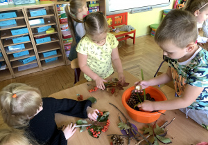 Dzieci układają obrazy z darów jesieni