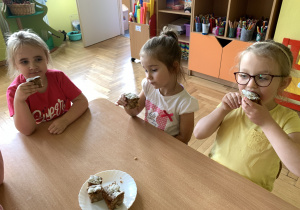 Dzieci jedzą ciasto