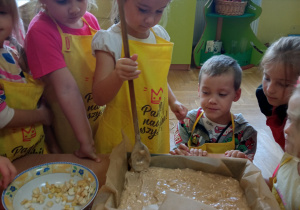 Dzieci wykładają ciasto do bryfanny