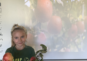 Dzieci dopasowują liście i owoce