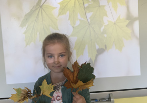 Dzieci dopasowują liście i owoce