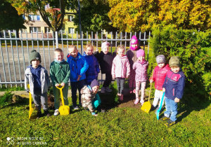 Zdjęcie grupowe w ogrodzie przedszkolnym.