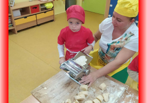 Dzieci robią makaron maszynką do makaronu.