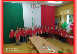 Zdjęcie grupowe na tle flagi Włoch.