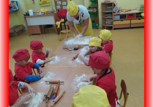 Dzieci zagniatają ciasto na makaron.