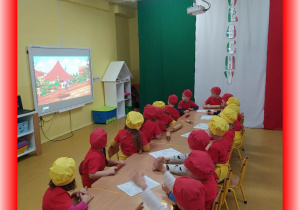 Dzieci oglądają krótki filmik edukacyjny na temat Włoch.
