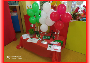 Stół przygotowany z włoskim wystrojem, balony zielono - biało - czerwone, włoskie przekąski.