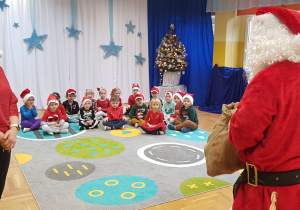 Na zdjęciu grupa dzieci , Pani Iwonka i Święty Mikołaj.