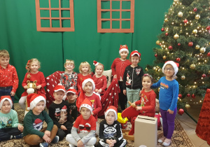 Grupa dzieci w pokoju Świętego Mikołaja.