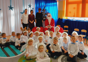 Na zdjęciu grupa dzieci z Paniami i Mikołajem.