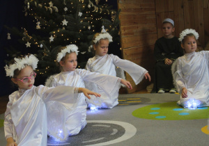 Dzieci podczas tańca z latarenkami