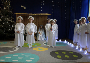 Dzieci przebrane za aniołki podczas występu