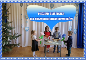 Chłopiec i dziewczynka stoją za stołem , robią ciasto. Dziewczynka i chłopiec wręczają im kwiaty.