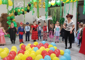 Grupa Sówek i Jeżyków podczas zabawy z balonami
