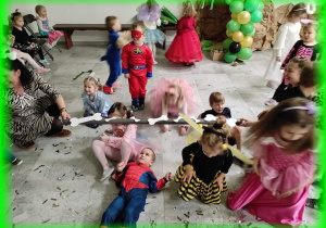 Dzieci podczas konkursu przechodzenia pod tyczką.