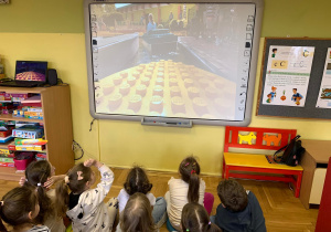 Dzieci oglądają film o Legolandzie