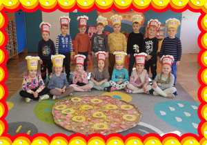 Na zdjęciu grupa dzieci w czapkach kucharzy.