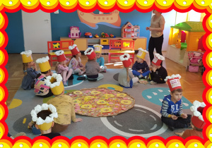 Dzieci układają puzzle- pizze.
