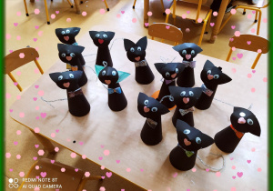 Prezentacja prac plastycznych wykonanych przez dzieci - czarne koty
