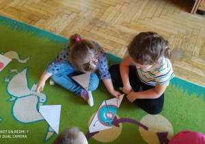 Dzieci układają puzzle na których są pączki