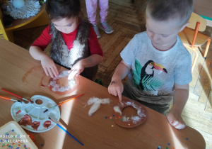 Dzieci wykonują pączka na zajęciach plastycznych