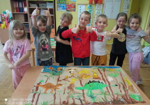 Dzieci z pracą zbiorową - dinozaury
